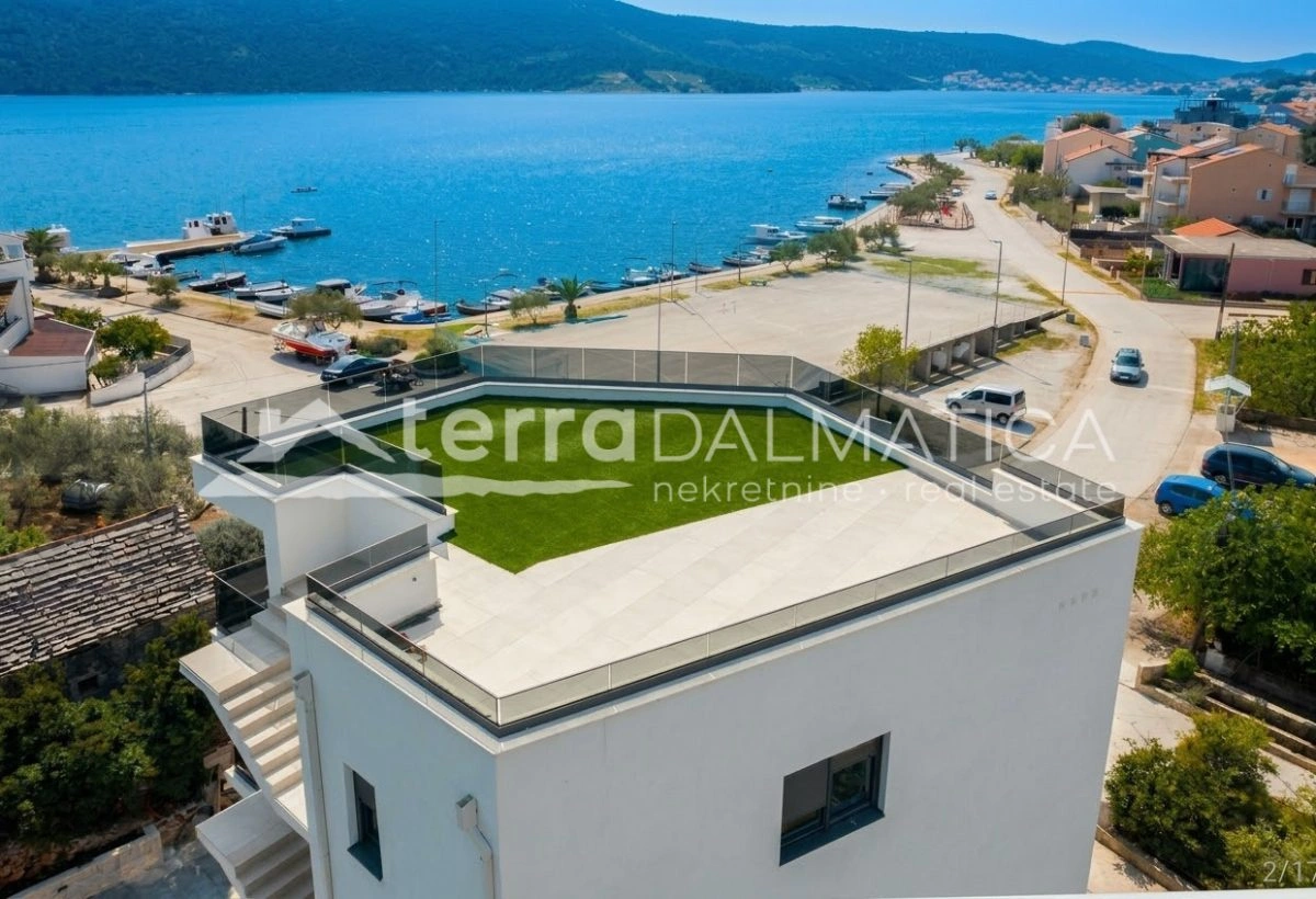 Novogradnja, Poljica – prvi red do mora s krovnom terasom od 91m2 i panoramskim pogledom