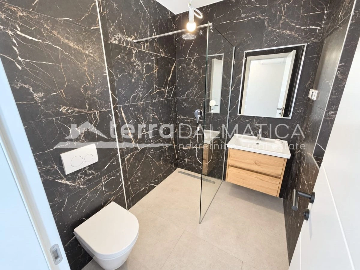 Novogradnja, Poljica – prvi red do mora s krovnom terasom od 91m2 i panoramskim pogledom