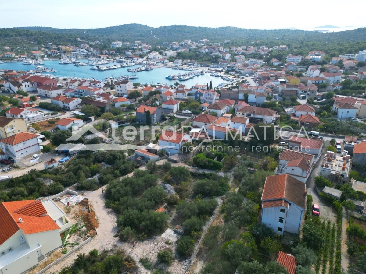 Građevinsko zemljište 1330 m2 na otoku Murteru s pogledom na more