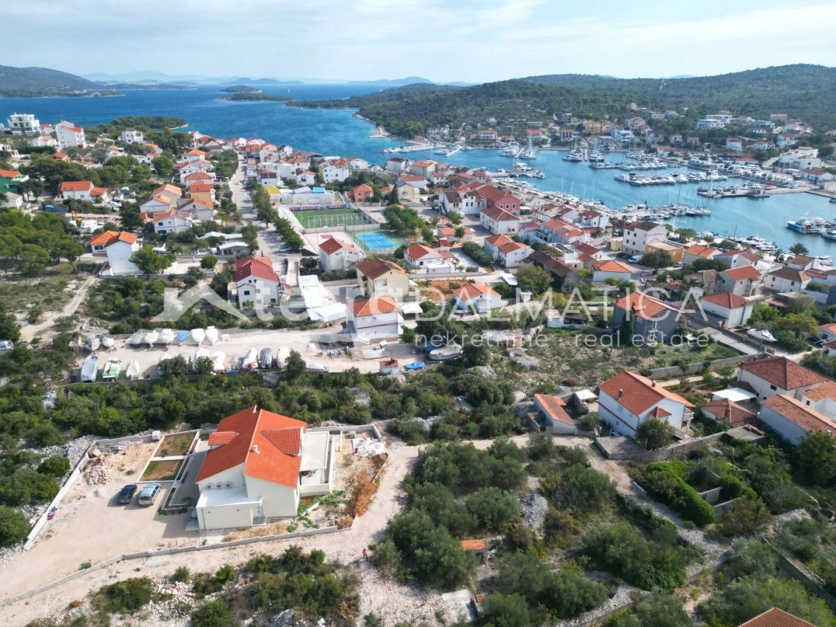 Građevinsko zemljište 1330 m2 na otoku Murteru s pogledom na more