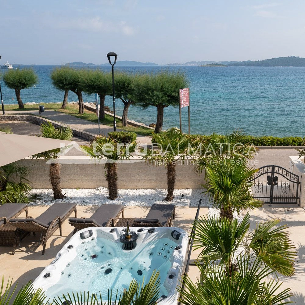 Renovirana povijesna kamena vila u Orebiću – prvi red do mora s 2 jacuzzija