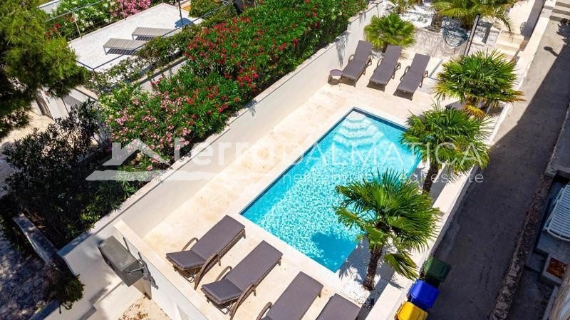 Renovirana povijesna vila u Vignju – prvi red do mora, grijani bazen i jacuzzi
