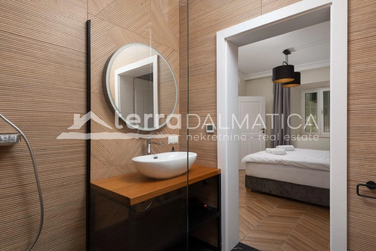 Renovirana povijesna vila u Vignju – prvi red do mora, grijani bazen i jacuzzi