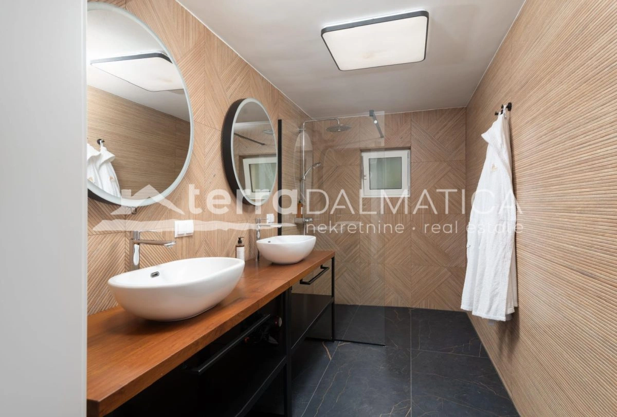 Renovirana povijesna vila u Vignju – prvi red do mora, grijani bazen i jacuzzi