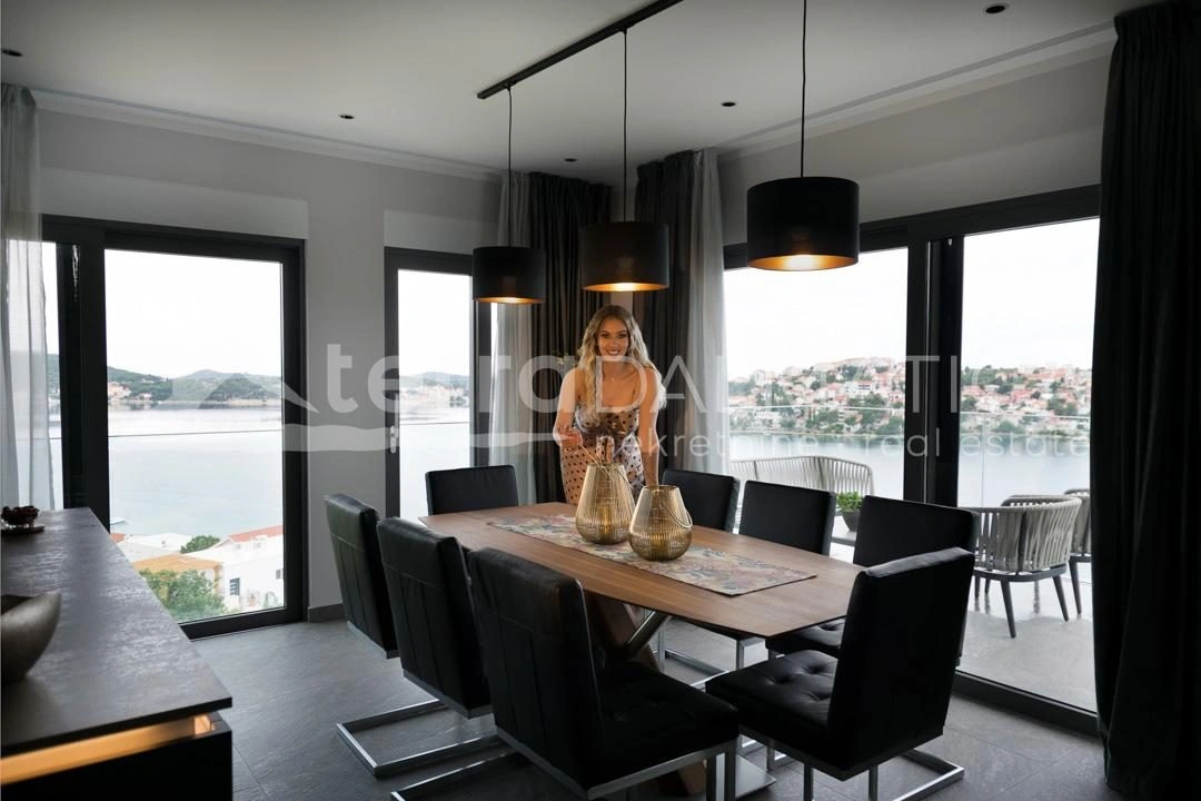 Eingerichtete Villa mit Überlaufpool