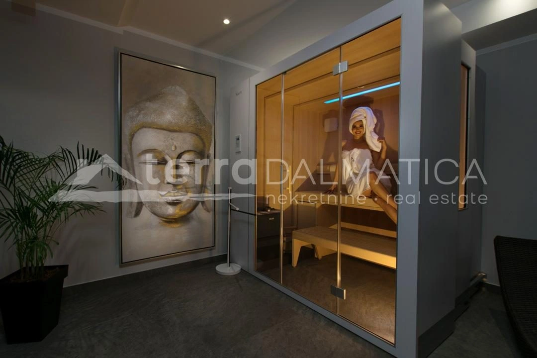 Eingerichtete Villa mit Überlaufpool