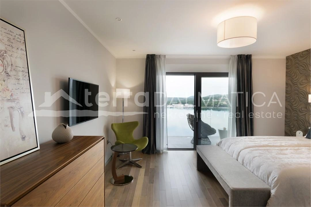 Eingerichtete Villa mit Überlaufpool