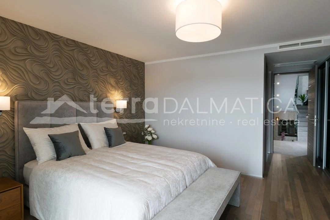 Eingerichtete Villa mit Überlaufpool