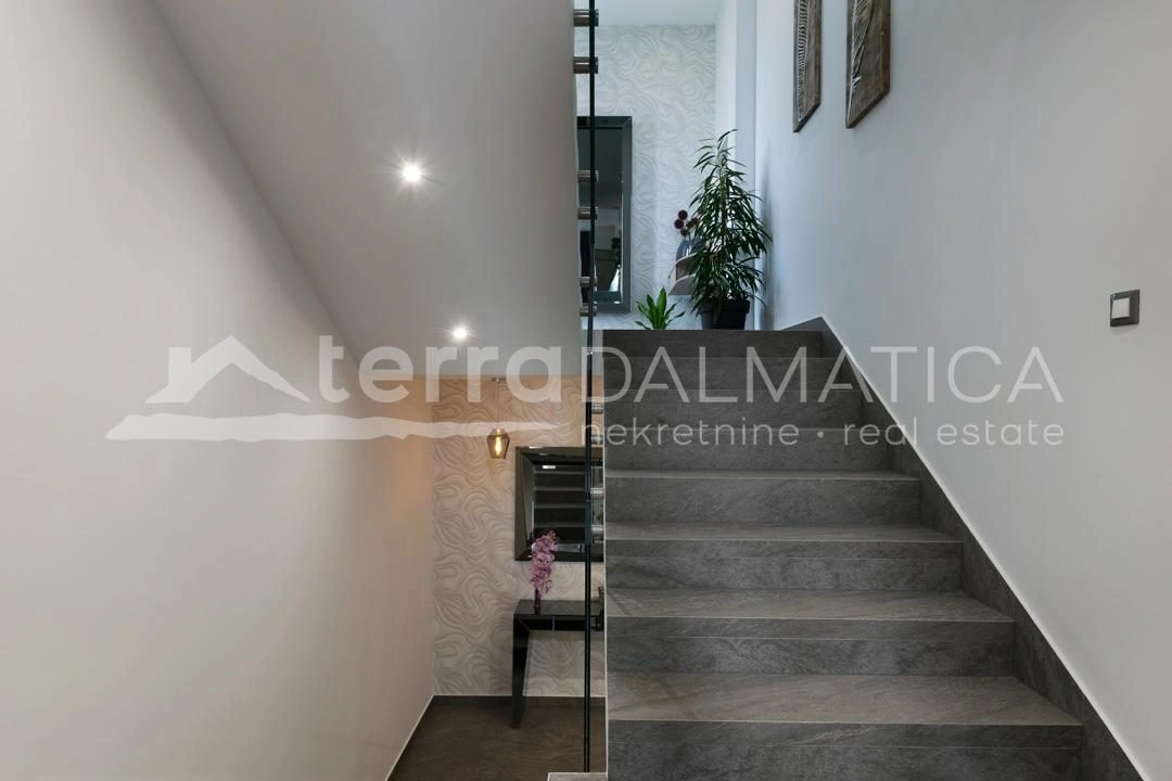 Eingerichtete Villa mit Überlaufpool