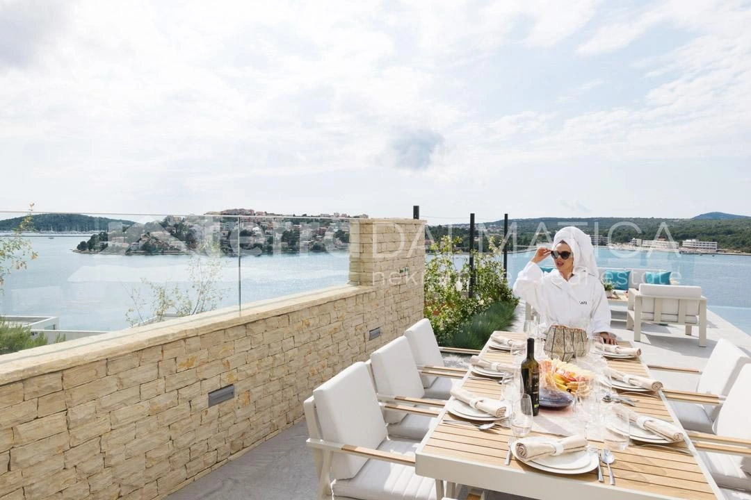 Eingerichtete Villa mit Überlaufpool