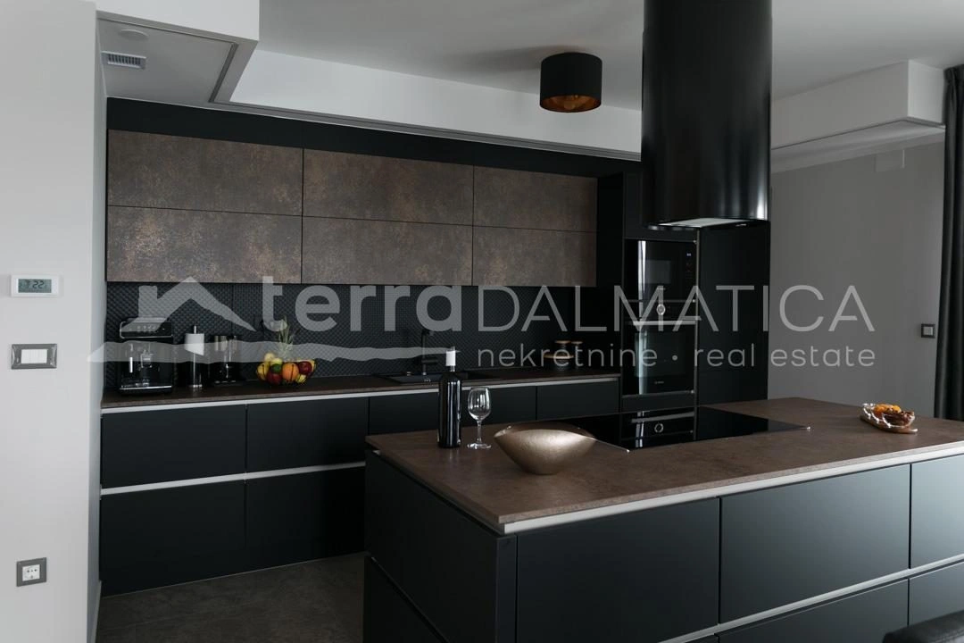 Eingerichtete Villa mit Überlaufpool