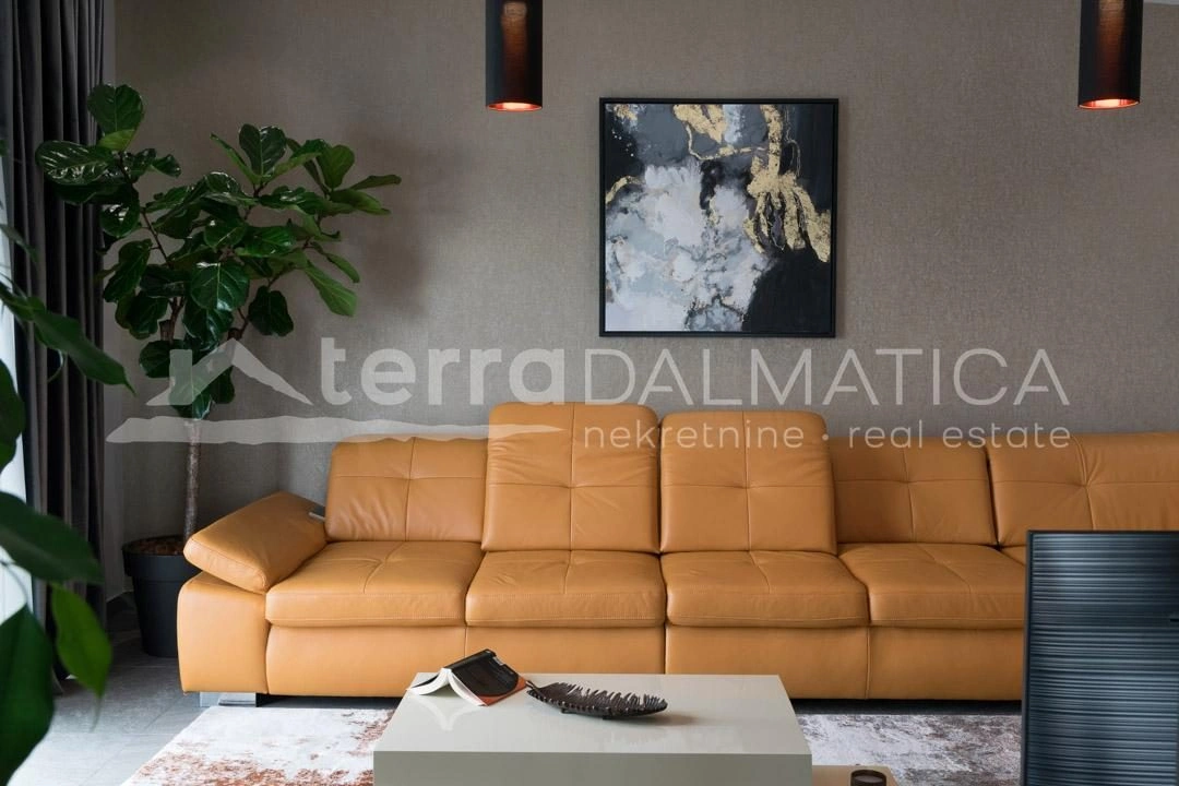 Eingerichtete Villa mit Überlaufpool