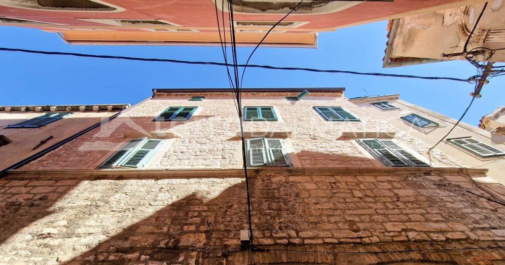 Šibenik – Mieszkanie o powierzchni 170 m2 z podwórkiem w samym sercu miasta