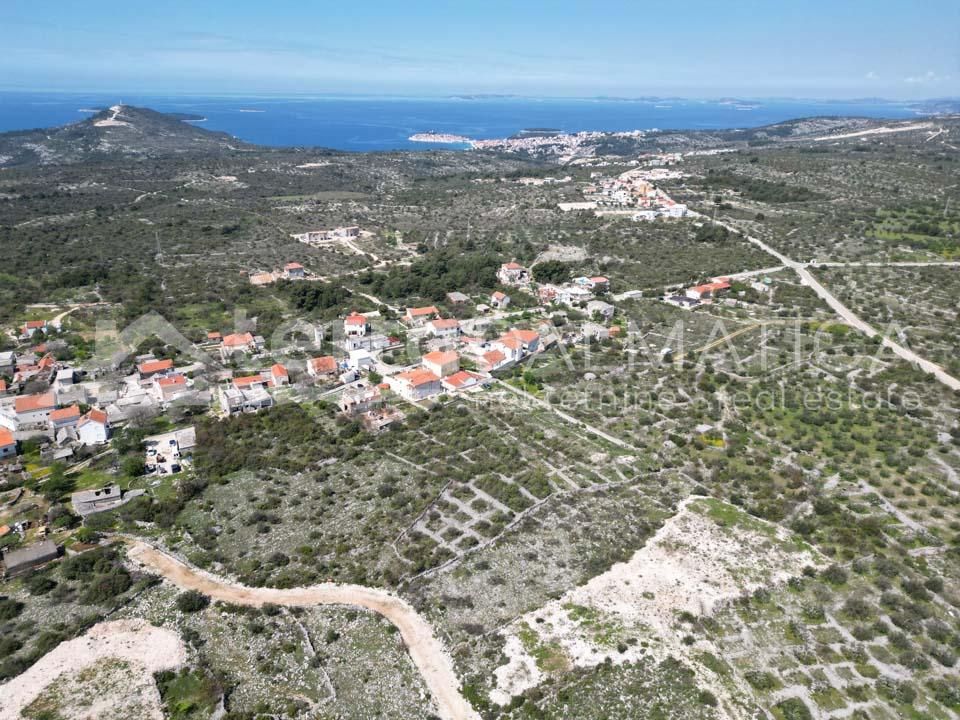 Umgebung von Primosten, Baugrundstück mit Panoramablick auf das Meer