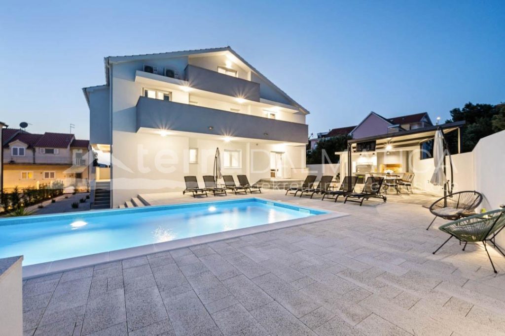 Brodarica, holiday house with swimming pool, 150 m from the sea