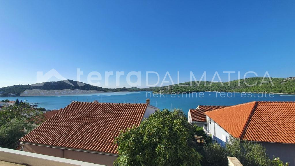 Tisno, dvosobni apartman s terasom i pogledom na more