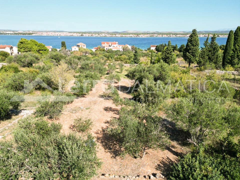 Prvic Sepurina, building plot in an idyllic location, 150m from the sea