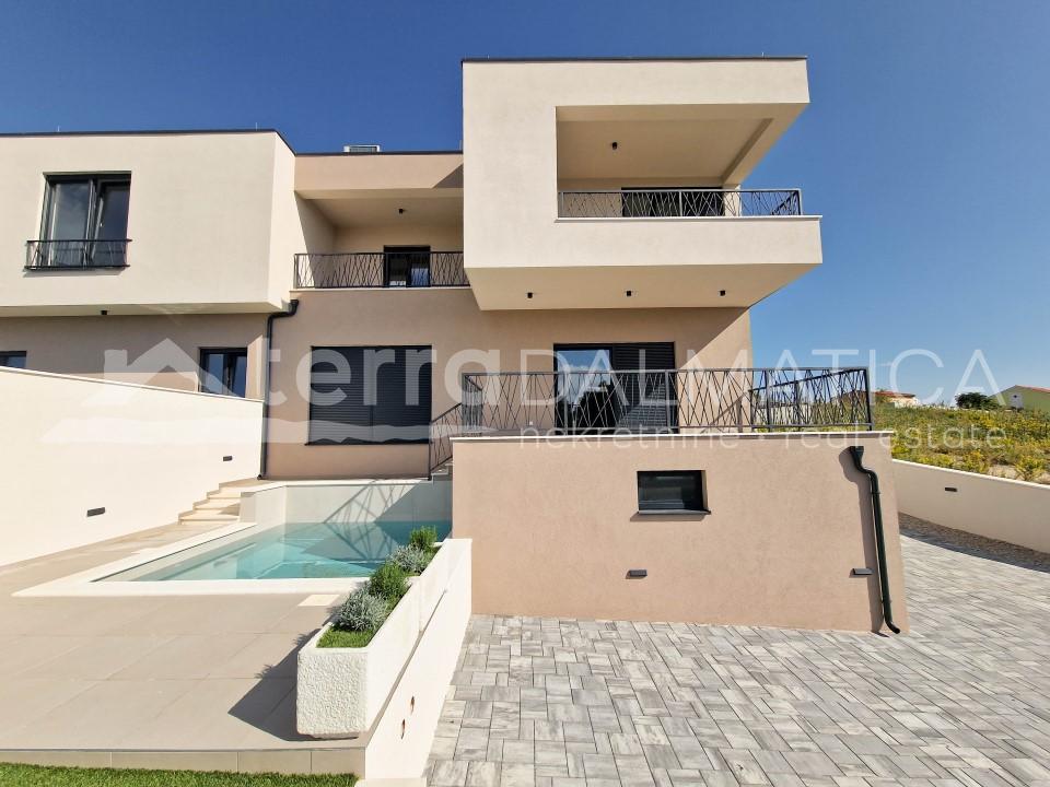 Vodice – modernes Haus mit schöner Aussicht und Swimmingpool in einem ruhigen Teil der Stadt