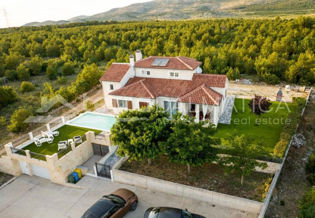 Umgebung von Sibenik, Dubrava, Steinvilla mit Swimmingpool