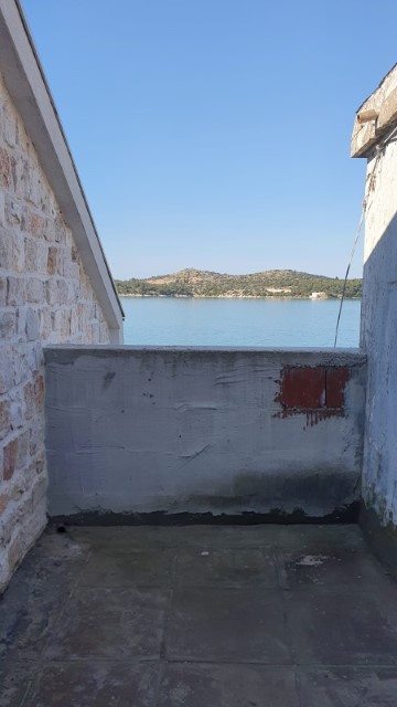 Šibenik, Steinhaus am Wasser