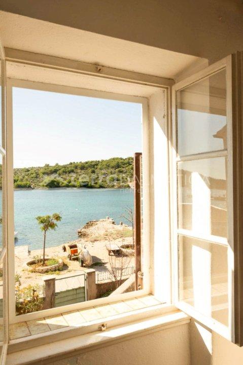 Otok Kaprije, kuća uz more