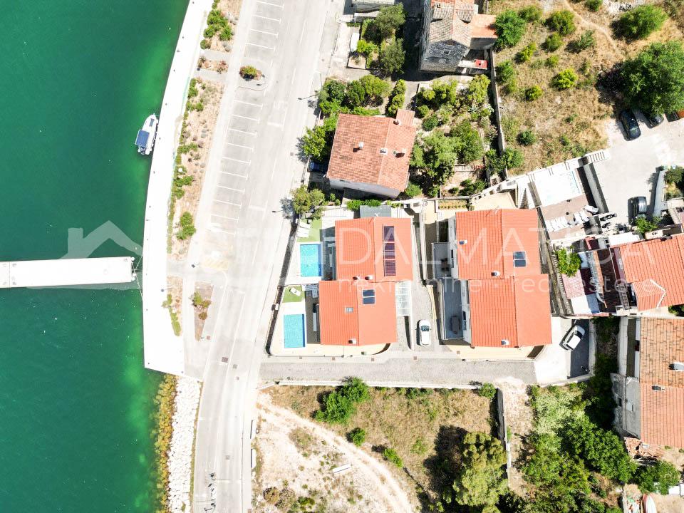 Sibenik – Neues möbliertes Doppelhaus zu verkaufen mit 4 Schlafzimmern in der zweiten Reihe vom Meer