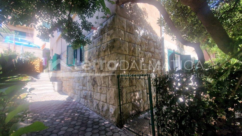 Geräumige Wohnung in Šibenik mit hohen Decken – perfekt zum Wohnen oder Arbeiten