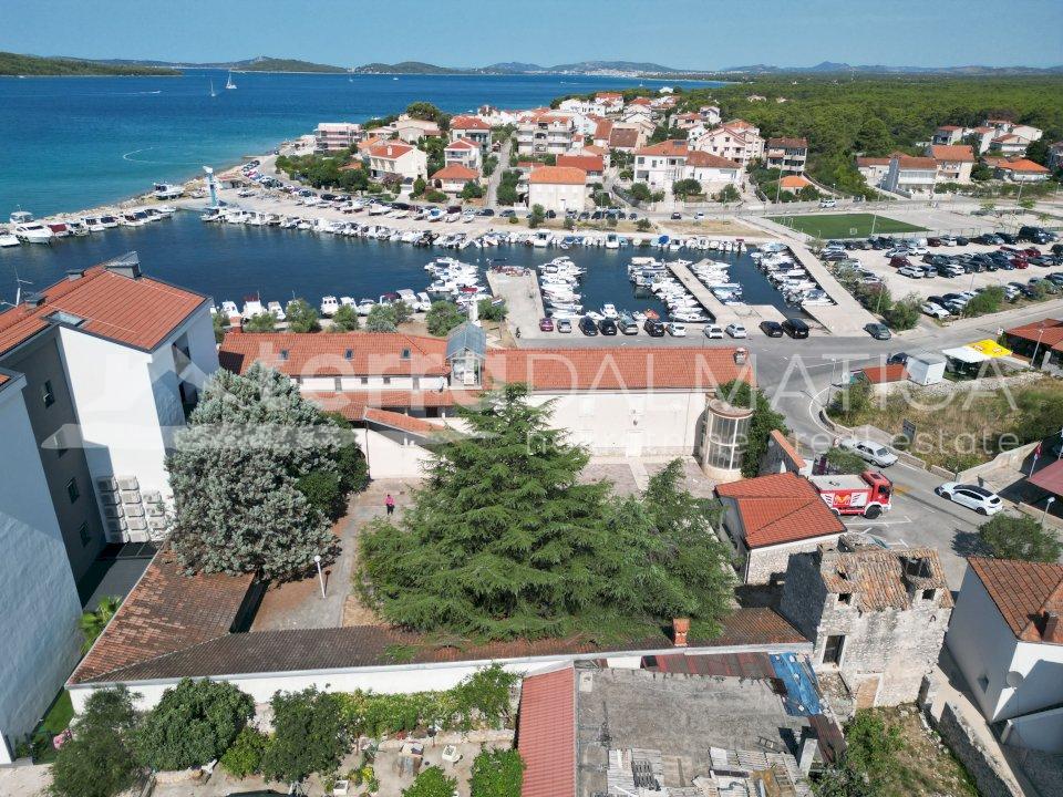 Zablaće, Investitionsmöglichkeit in einer gemischten Zone, erste Reihe zum Meer