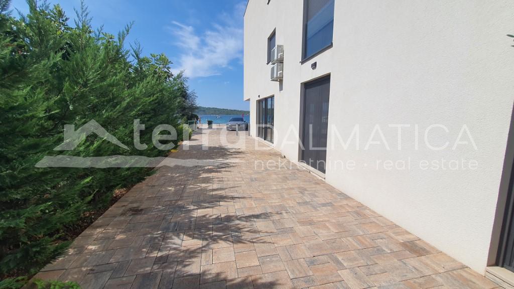 Srima, apartment/business space in the first row by the sea