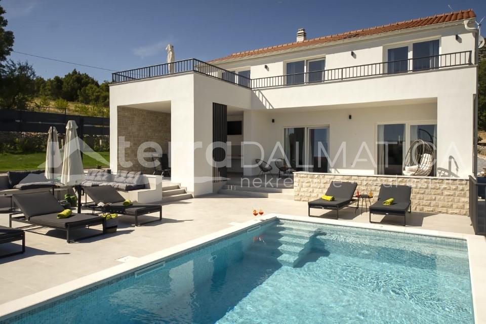 Dubrava – Elegantes Haus mit Swimmingpool, Terrassen und Blick ins Grüne