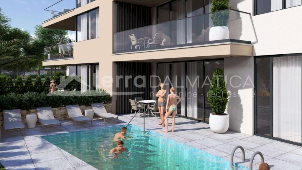 Sukošan, apartman s vrtom, terasom i bazenom