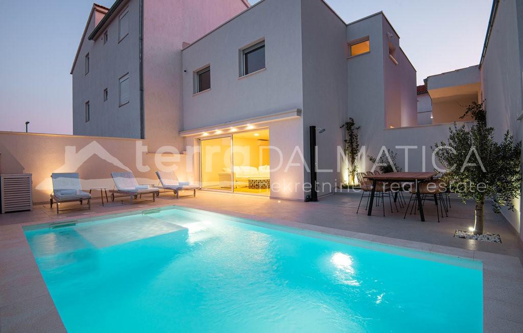 Jedinstveni kompleks uz more: vila s apartmanskim kućama i teniskim terenom