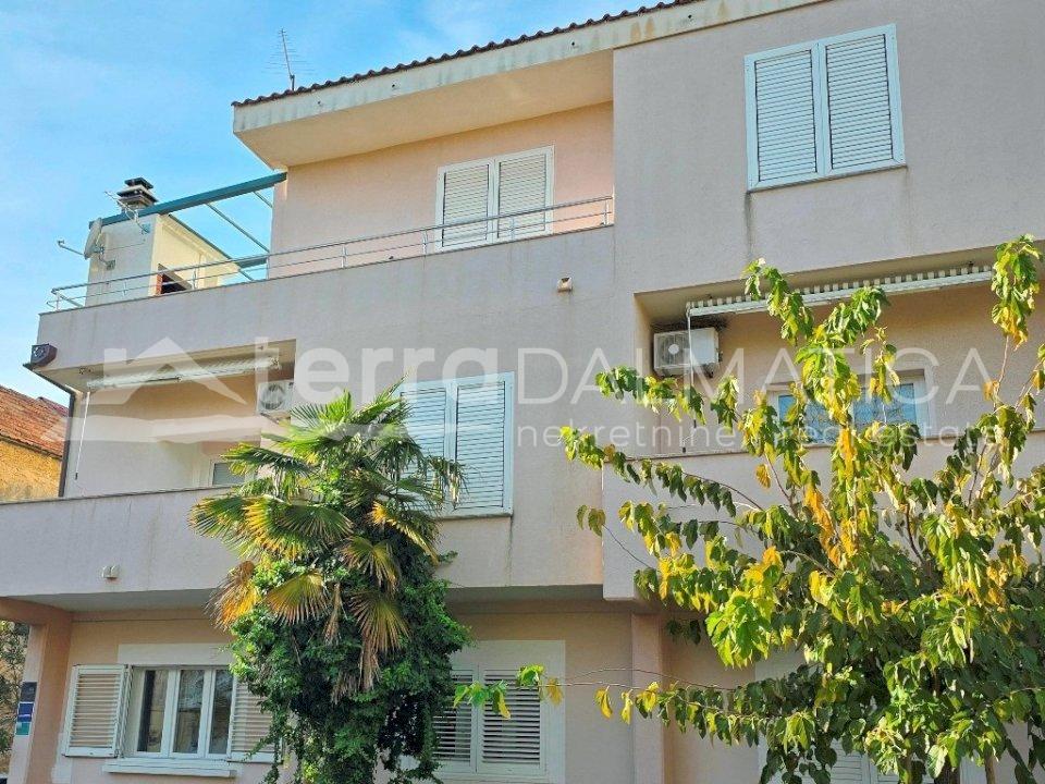 Vodice, city center, well-maintained house with three spacious apartments