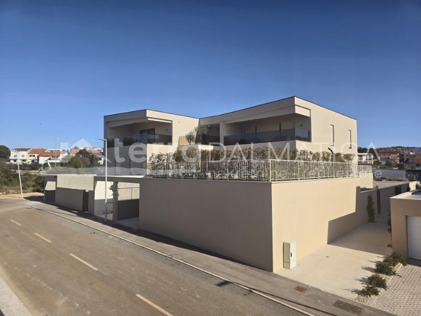 Modern apartment with pool and garage in Brodarica