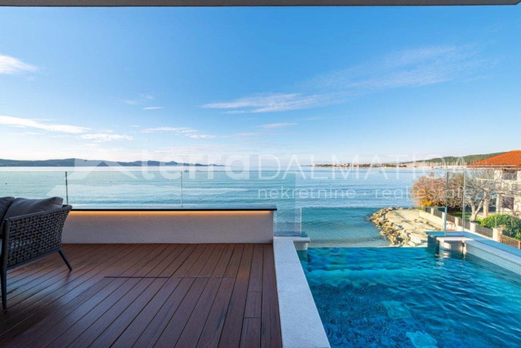 Exclusive apartment with pool and sea view