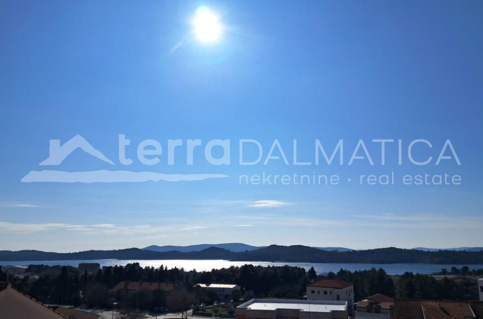 Šibenik, nowa zabudowa z widokiem na morze i garażem