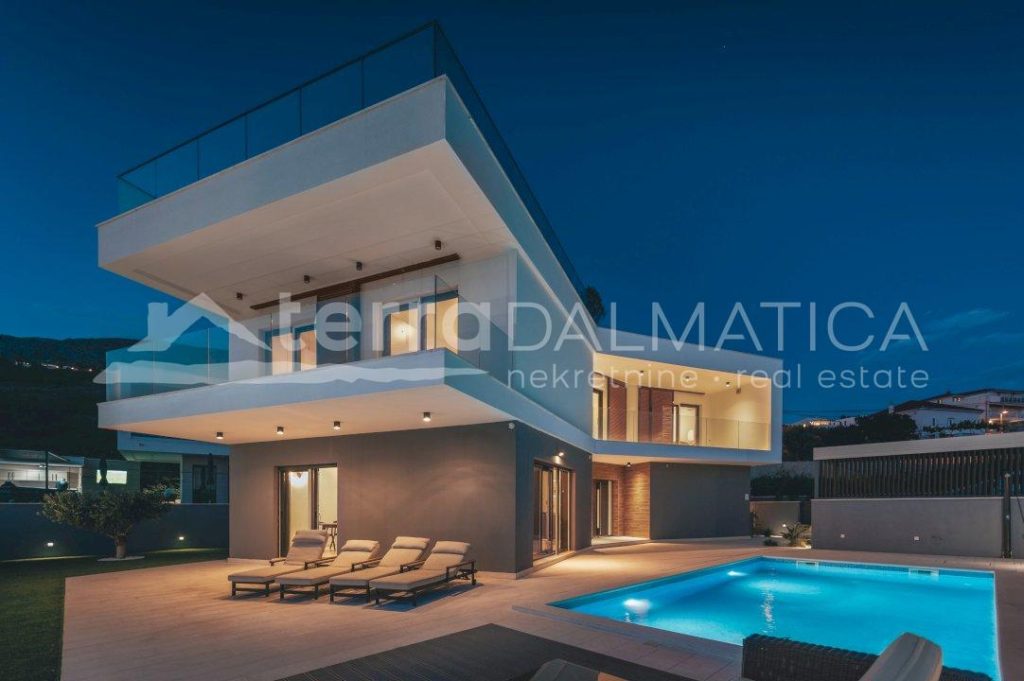 Luxury villa in Podstrana with roof terrace, swimming pool and incredible views of Split