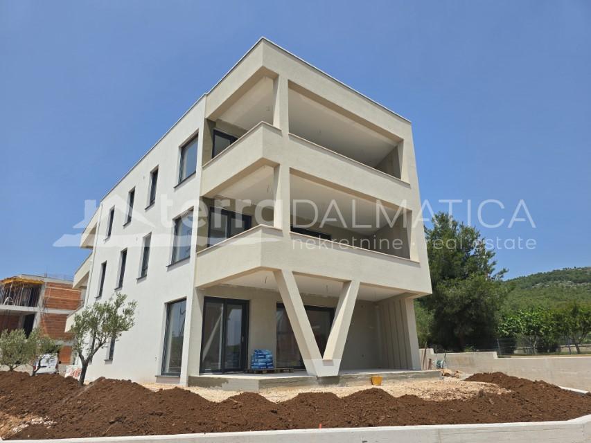 Tribunj, trosobni apartman s vrtom, idealan za obitelj