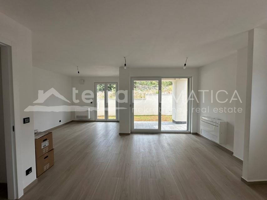 Duplex Apartment in Jezera with Garden and Terraces